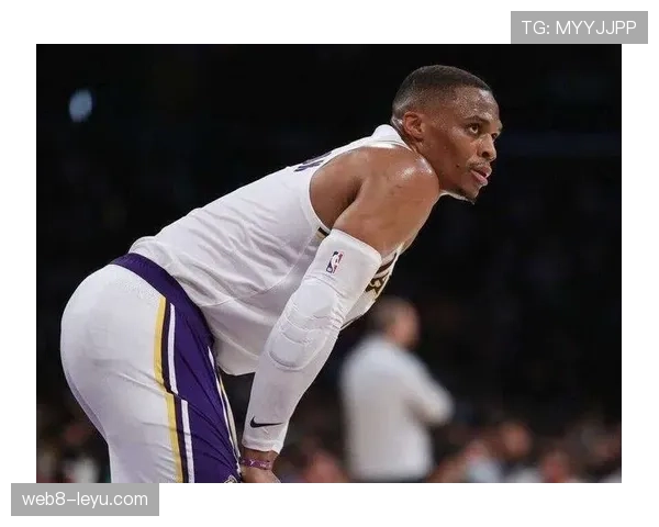 戴维斯边路站位巧助攻防转换,亮眼表现持续提升球队竞争力 戴维斯边路站位巧助攻防转换,亮眼表现持续提升球队竞争力