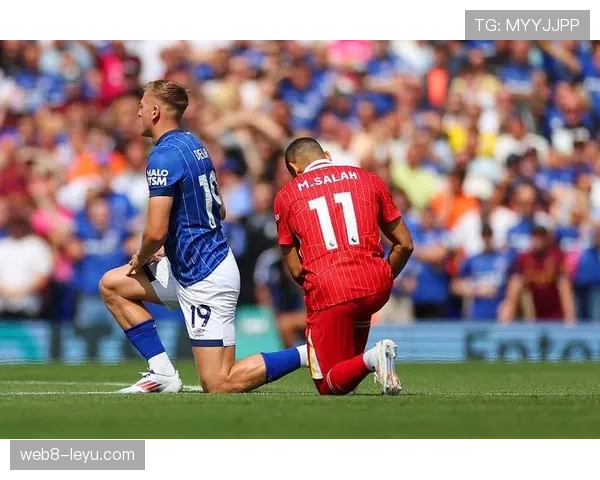 足球明星精彩进球引爆赛场，高光表现引球迷热议