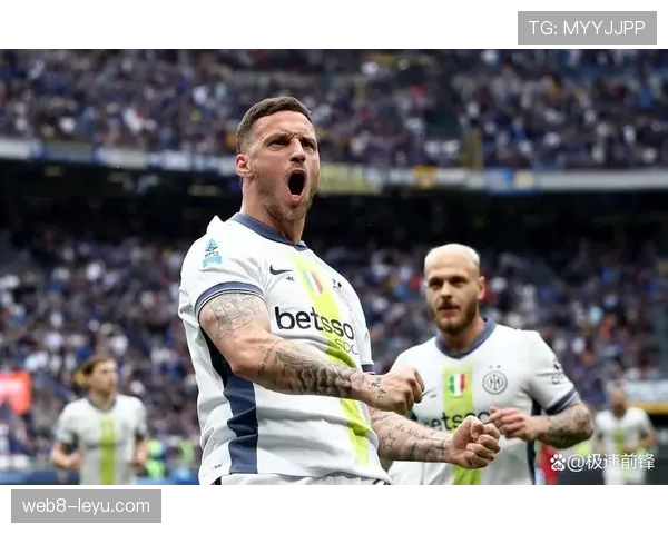 头球绝技惊艳赛场，足球新星持续闪耀引热议