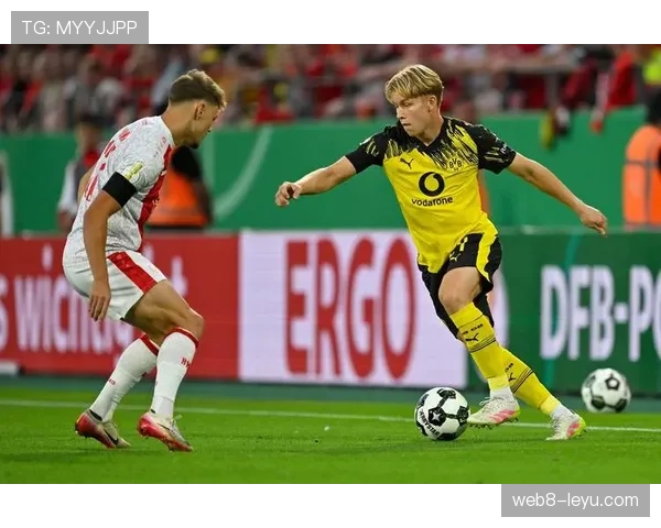 多特蒙德防线看似稳固,近期问题显现,防守稳定性面临考验 多特蒙德防线看似稳固,近期问题显现,防守稳定性面临考验