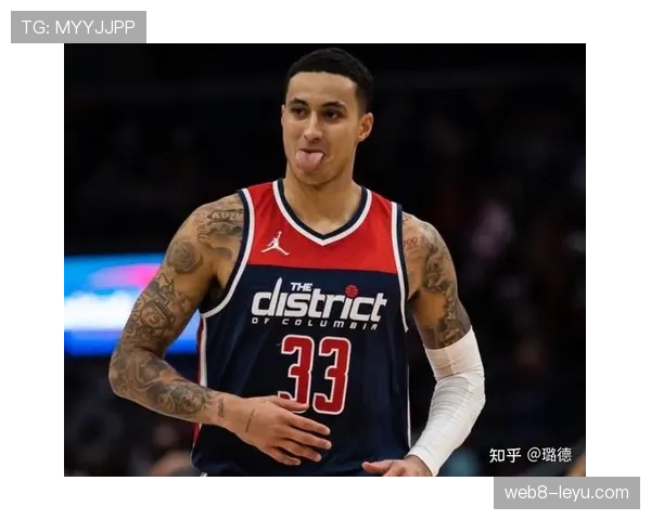 库兹马通过高效无球跑动提升团队三分威胁，拉开阵容空间明显优于队友